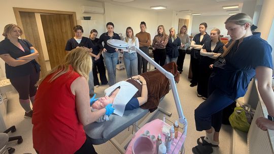 Studentki kosmetologii PUZ szkoliły się z peelingów chemicznych. Poznały preparaty Utsukusy