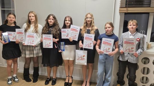 🎤 Sukcesy wokalistek Studia Piosenki „Świetlik”! Podopieczne SOK z nagrodami na ogólnopolskim festiwalu 🎤 Sukcesy wokalistek Studia Piosenki „Świetlik”! Podopieczne SOK z nagrodami na ogólnopolskim festiwalu