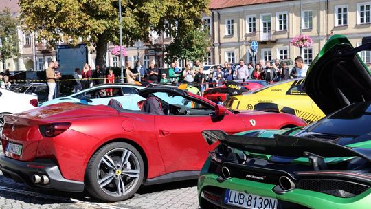 Supersamochody przyciągnęły tłumy w Suwałkach. Motoryzacyjne emocje połączyły się z pomocą