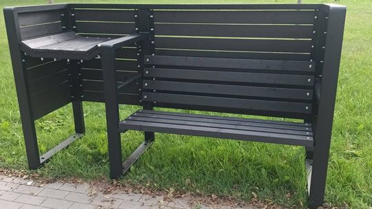 Suwałki jeszcze bardziej przyjazne rodzinom. Na bulwarach i Placu Marii Konopnickiej pojawiły się ławki dla mam karmiących