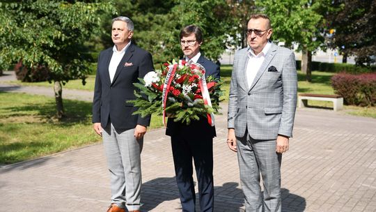Suwałki oddały hołd Powstańcom Warszawskim. Przedstawiciele miasta złożyli kwiaty