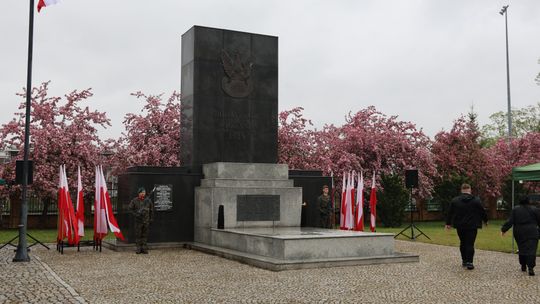 Suwałki pamiętają: 81. rocznica zakończenia II wojny światowej. Relacja spod pomnika