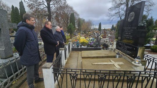 🕯️ Suwałki pamiętają o swoich zasłużonych – władze miasta odwiedziły groby wybitnych Suwalczan