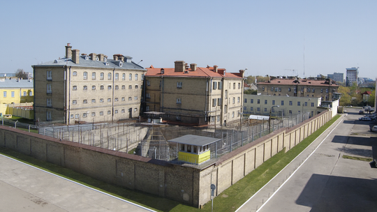 ⚖️ Suwałki: po apelacji prokuratury surowszy wyrok dla nieletniego. Sąd uznał usiłowanie zabójstwa