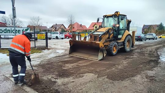 Suwałki ruszają z wiosennymi porządkami. Trwają prace przy zieleni i naprawy dróg