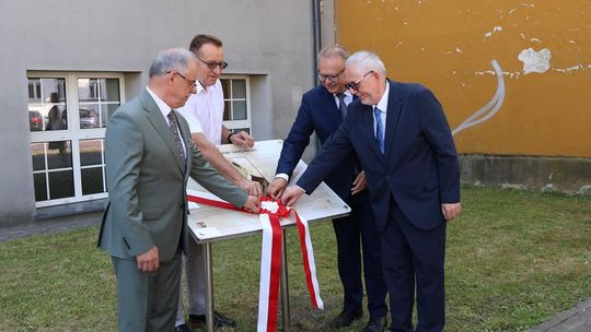 Suwałki uczciły pamięć Romana Dmowskiego – uroczyste odsłonięcie tablicy