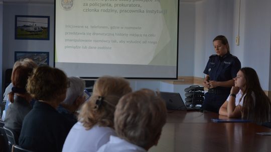 Suwalscy policjanci spotkali się z seniorami. Ostrzegali przed oszustami