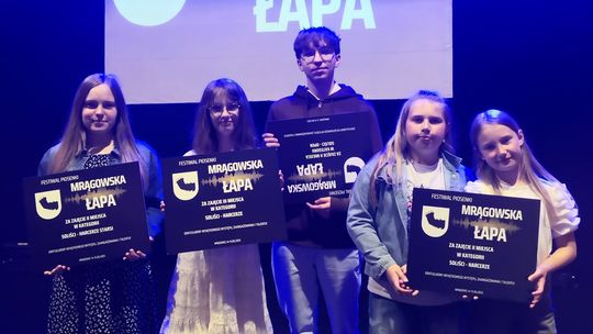 🎤 Suwalskie „Beciaki” na podium Festiwalu Piosenki „Mrągowska Łapa”! 🏆🎶