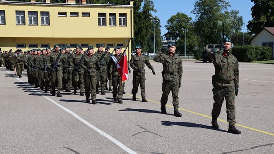 Święto Wojska Polskiego w Suwałkach. Uroczysty apel w 14. Suwalskim Pułku Przeciwpancernym