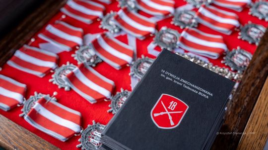 Święto Żelaznej Dywizji w Łomży. Komendant podlaskiej Straży Granicznej z pamiątkowym medalem