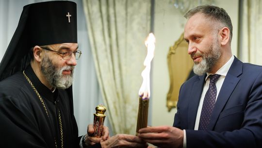Święty Ogień z Jerozolimy dotarł do Polski. Uroczystości w Białymstoku