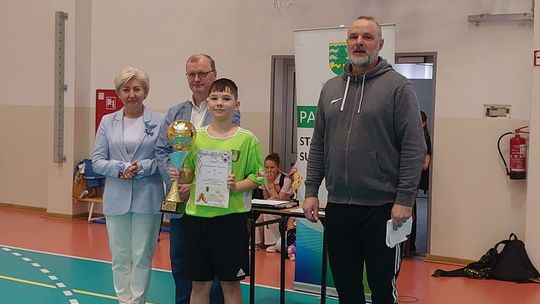 Szkoła z Nowej Wsi najlepsza w powiecie. Młodzi piłkarze zdobyli Puchar Starosty Szkoła z Nowej Wsi najlepsza w powiecie. Młodzi piłkarze zdobyli Puchar Starosty