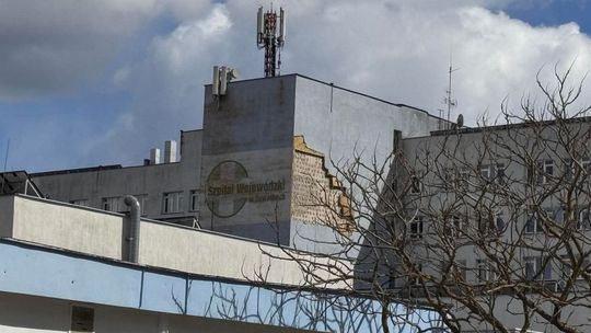 Szpital w Suwałkach wydał oświadczenie po uszkodzeniu elewacji. „Sytuacja jest pod kontrolą”
