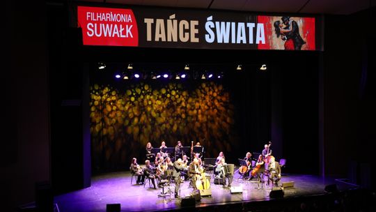 „Tańce świata” porwały publiczność. Suwalska Orkiestra Kameralna i Zagan Acoustic w wyjątkowym koncercie