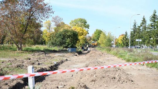 Teren przy suwalskim Aquaparku zmienia się. Powstają nowe ścieżki i strefa wypoczynku