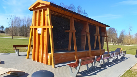 Tężnia na suwalskich bulwarach wraca do życia – trwają ostatnie przygotowania po zimie