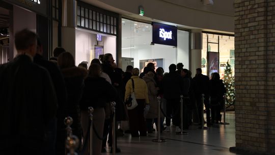 Tłumy na otwarciu pierwszego iSpotu w Suwałkach 🍎 Tłumy na otwarciu pierwszego iSpotu w Suwałkach 🍎