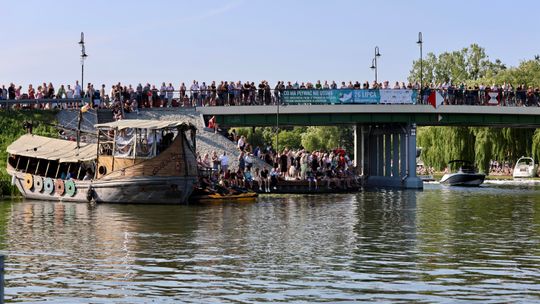 Tłumy nad Nettą. „Oskar” zwyciężył w Mistrzostwach Polski w Pływaniu na Byle Czym