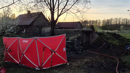 Tragiczny pożar w Okuniowcu. Mężczyzna zginął w płomieniach przyczepy kempingowej