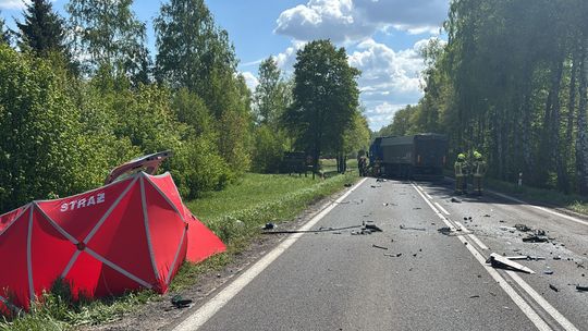 Tragiczny wypadek na DK8: nie żyje kierowca mercedesa po zderzeniu z ciężarówką