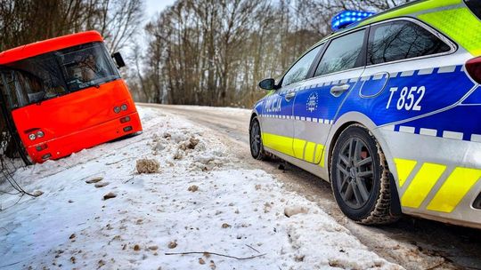 Trudne warunki na drogach. Autobus wjechał do rowu w Przerośli Gołdapskiej