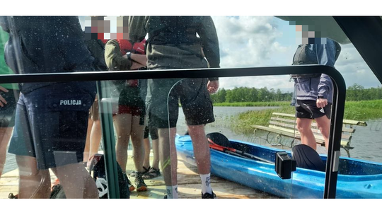 🌊 Trudne warunki na Wigrach! Policjanci i WOPR ratowali kajakarzy podczas nagłego załamania pogody