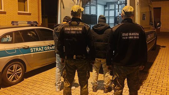 Trzech poszukiwanych, podrobione prawa jazdy i decyzje o powrocie. Intensywny weekend na granicy