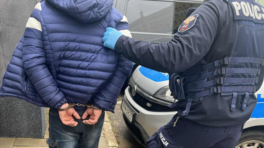 👮‍♂️ Trzech poszukiwanych zatrzymanych jednego dnia – skuteczne działania suwalskich policjantów 🚓
