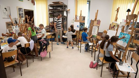 Twórcze Wakacyjne Laboratorium. Mali artyści zamienili ekrany na farby i kredki