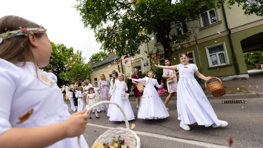 🙏 Tysiące wiernych przeszły ulicami Suwałk. Uroczystości Bożego Ciała w parafii św. Aleksandra