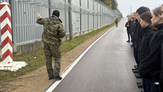 Uczniowie z Augustowa zobaczyli zaporę na granicy polsko-białoruskiej. Poznali kulisy służby