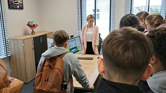 Uczniowie z Filipowa zajrzeli do Banku. Tak wygląda praca od środka