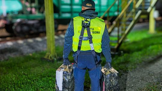 Udaremniony przemyt papierosów. Kontrabanda była ukryta w rolkach z papą