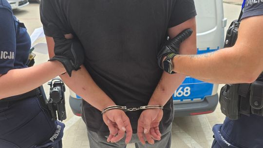 Ukradł saszetkę z pieniędzmi i kartami. 33-latek z Suwałk zatrzymany przez policję