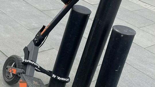 Ukradli hulajnogę „żeby pojeździć”. Szybka reakcja policji w Suwałkach zakończona odzyskaniem pojazdu