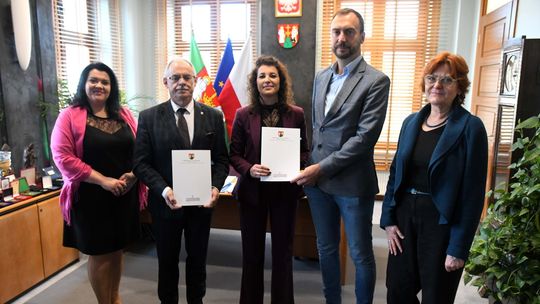 📚 Umowa na budowę Mediateki podpisana! Nowoczesna biblioteka powstanie w Suwałkach 📚 Umowa na budowę Mediateki podpisana! Nowoczesna biblioteka powstanie w Suwałkach