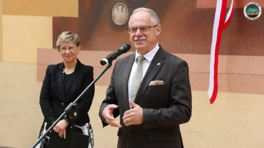Uroczyście odsłonięto mural generała Zygmunta Podhorskiego na ścianie Zespołu Szkół nr 2 w Suwałkach