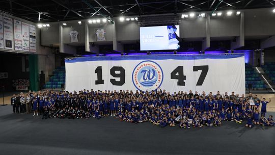 Uroczysta prezentacja Wigier Suwałki w Suwałki Arenie. Blisko 500 zawodników na jednej scenie