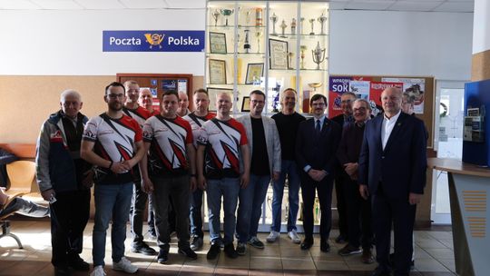 Uroczyste odsłonięcie gabloty pamiątkowej na 50-lecie Automobilklubu Suwałki