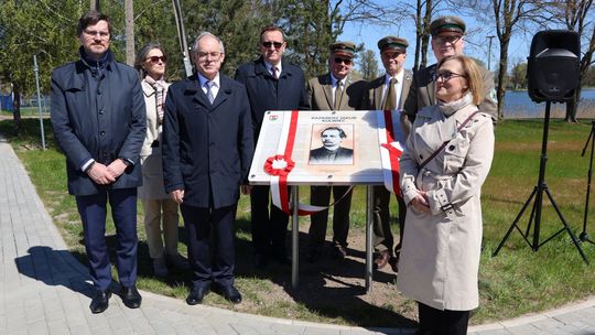 Uroczyste odsłonięcie tablicy pamiątkowej Kazimierza Kulwiecia w Suwałkach