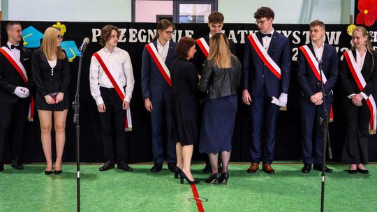Uroczyste pożegnanie maturzystów w Zespole Szkół nr 6 im. Karola Brzostowskiego w Suwałkach