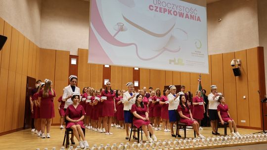 Uroczystość czepkowania w PUZ w Suwałkach. Studenci pielęgniarstwa rozpoczęli swoją zawodową drogę