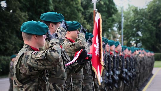 Uroczysty apel w 14 Pułku Przeciwpancernym z okazji Święta Wojska Polskiego Uroczysty apel w 14 Pułku Przeciwpancernym z okazji Święta Wojska Polskiego