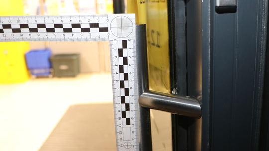 🚔 Uszkodził drzwi w sklepie – chuligański wybryk 38-latka zakończył się zatrzymaniem