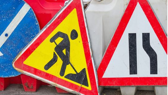 🚧 Utrudnienia na ul. Kościuszki w Suwałkach. Trwają prace gwarancyjne nawierzchni