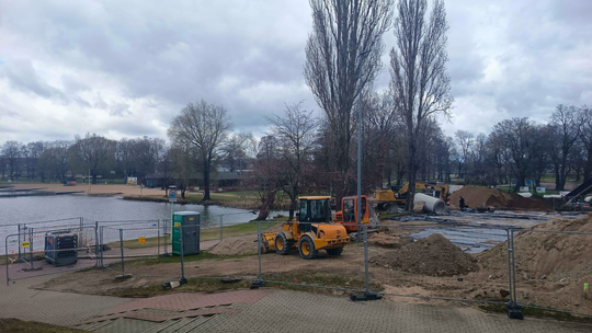 Utrudnienia przy Zalewie Arkadia – zamknięta część ścieżki