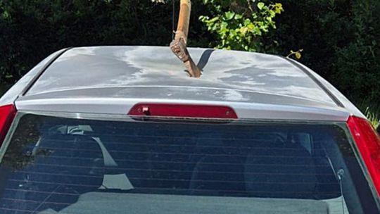 🪓 Wbił siekierę w zaparkowane auto! Suwalska policja poszukuje sprawcy