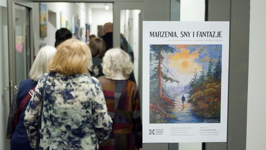 🎨 Wernisaż wystawy Grupy Plastycznej Sztalugi „Marzenia, sny i fantazje” w Suwalskim Ośrodku Kultury 🎨 Wernisaż wystawy Grupy Plastycznej Sztalugi „Marzenia, sny i fantazje” w Suwalskim Ośrodku Kultury