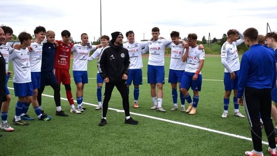 ⚽🏆 Wigry II Suwałki awansowały do Klasy Okręgowej! Młoda drużyna przypieczętowała sukces kolejkę przed końcem sezonu