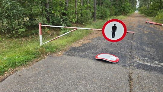 Wjechała na pas drogi granicznej. Uszkodziła szlaban i znak